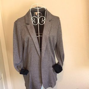 Light Jacket with pockets and cuffed sleeves.